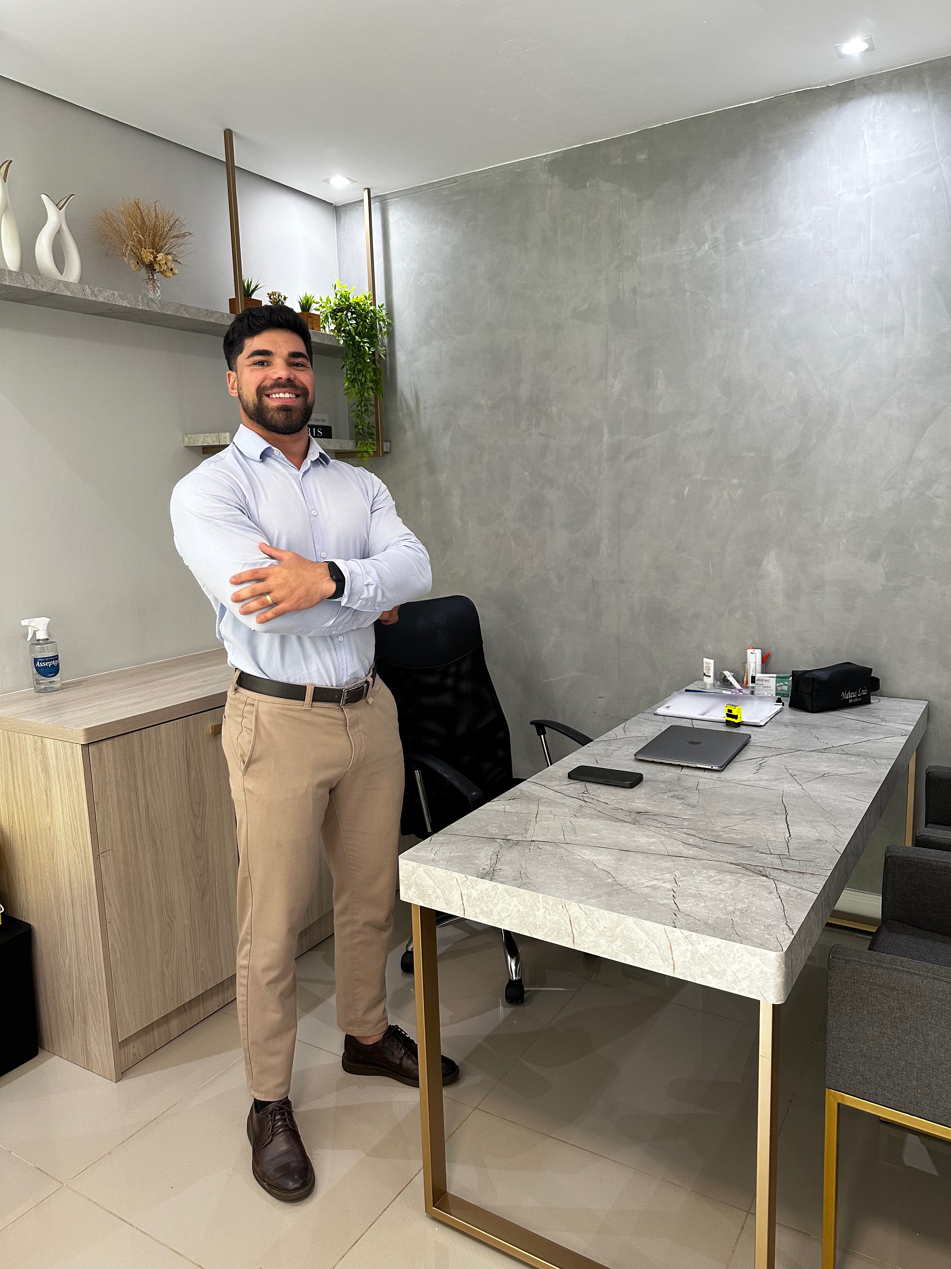 Dr. Mateus Louis em seu consultório